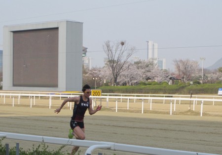 Gyeongbuk University student Lee Jae Ha on his way to beating a horse and a car at Seoul Race Park on Sunday.