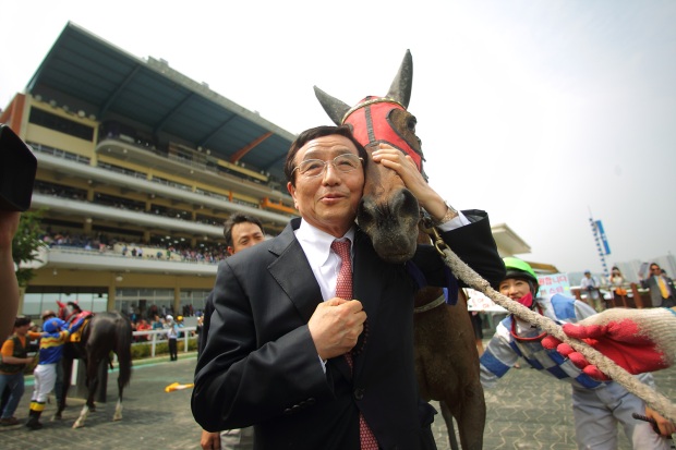 Charming Girl with owner Byun Young Nam after her 96th defeat. Jockey Yoo Mi Ra, who has ridden her 76 times, looks on (KRA)