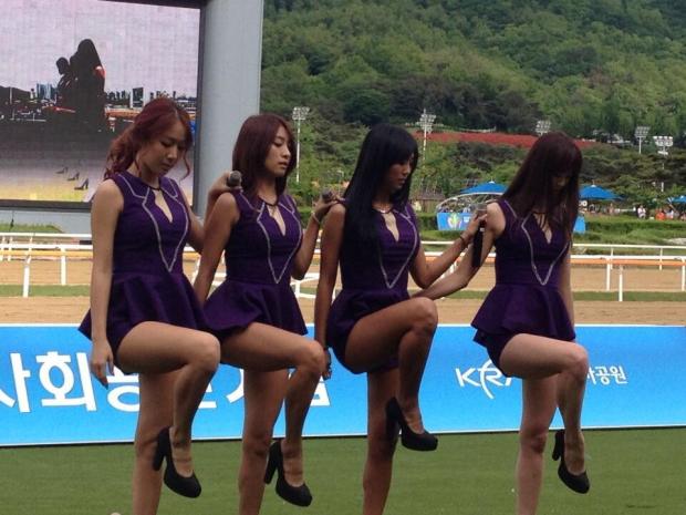 Before the Derby, punters were treated to the charms of Sistar. currently K-Pop's top girl group (Pic: @SeoulBhoy)