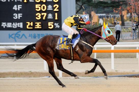 Phenom: Smarty Moonhak wins the TJK Trophy as a 2-year-old (KRA)