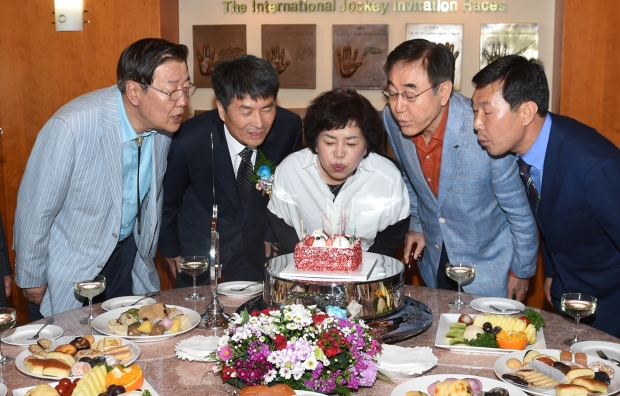 Kim Young kwan (right) manages to maintain his figure despite having to eat a cake after every Stakes winner. He trains a lot of Stakes winners. (Pic: Ross Holburt)