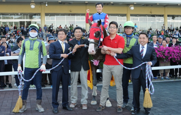 Yeongcheon Ace and Choi Si Dae in the Derby winner's circle (Pic: Ross Holburt)