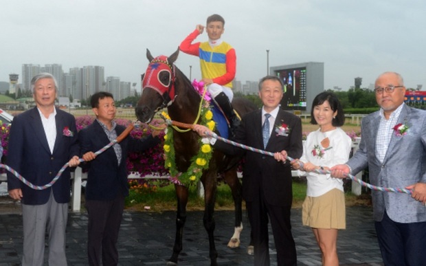 Watts Village and Moon Se Young in the Munhwa Ilbo Cup winner's circle. It turned out to be his last race (Pic: KRA)