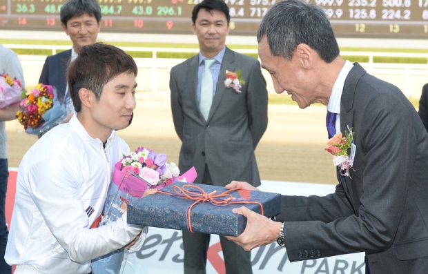 Kim Dong Soo is presented with...something (Pic: Ross Holburt)